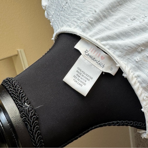 White Ruffled Women's Top Size Small - Picture 3 of 5